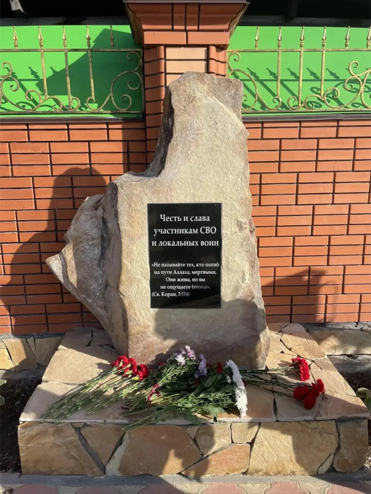 В ТЮМЕНСКОЙ ОБЛАСТИ ОТКРЫЛИ ПАМЯТНЫЙ ЗНАК В ЧЕСТЬ ГЕРОЕВ СВО И ЛОКАЛЬНЫХ ВОЙН